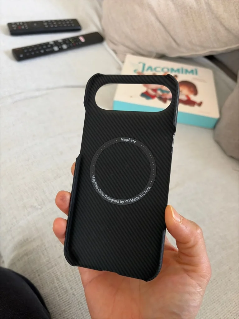 Coque iPhone effet carbone sans cadre MagSafe photo review