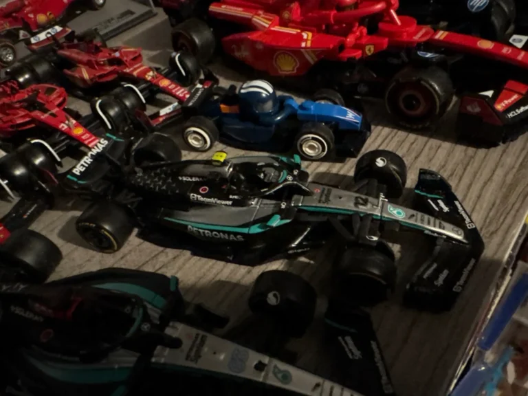 Mercedes-AMG F1 W16 E Performance 2025 – Bburago 1:43 photo review