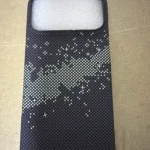 Coque iPhone effet carbone sans cadre MagSafe photo review