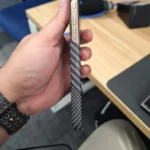 Coque iPhone effet carbone sans cadre MagSafe photo review