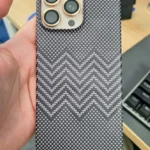 Coque iPhone effet carbone sans cadre MagSafe photo review