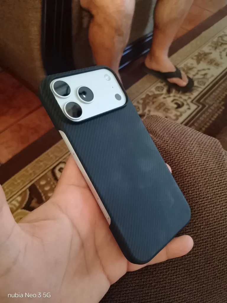Coque iPhone effet carbone sans cadre MagSafe photo review