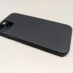 Coque iPhone effet carbone sans cadre MagSafe photo review