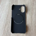 Coque iPhone effet carbone sans cadre MagSafe photo review