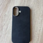 Coque iPhone effet carbone sans cadre MagSafe photo review