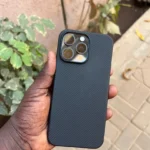 Coque iPhone effet carbone sans cadre MagSafe photo review