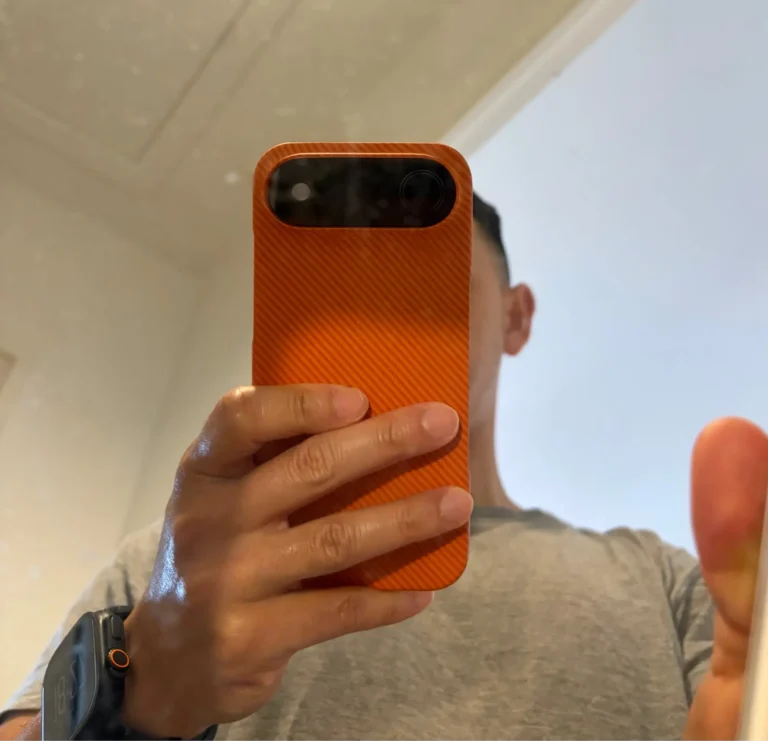 Coque iPhone effet carbone sans cadre MagSafe photo review