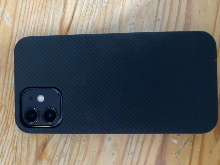 Coque iPhone effet carbone sans cadre MagSafe photo review