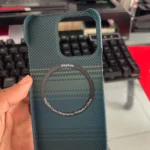 Coque iPhone effet carbone sans cadre MagSafe photo review