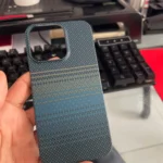 Coque iPhone effet carbone sans cadre MagSafe photo review