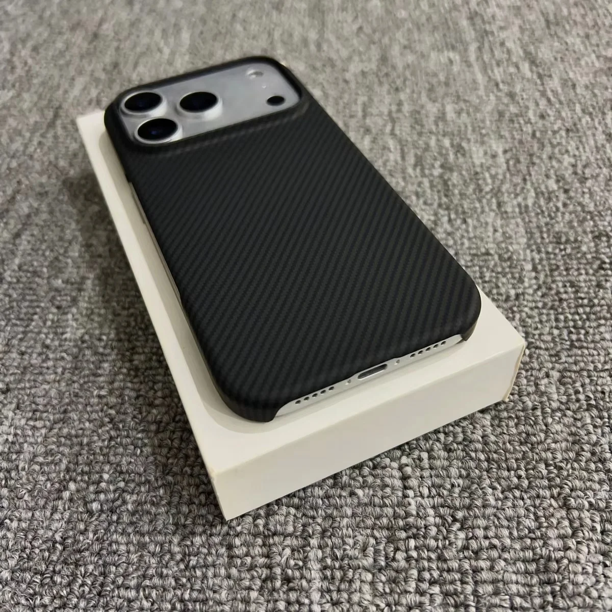 Coque iPhone effet carbone sans cadre MagSafe 1 Coque iPhone effet carbone sans cadre MagSafe